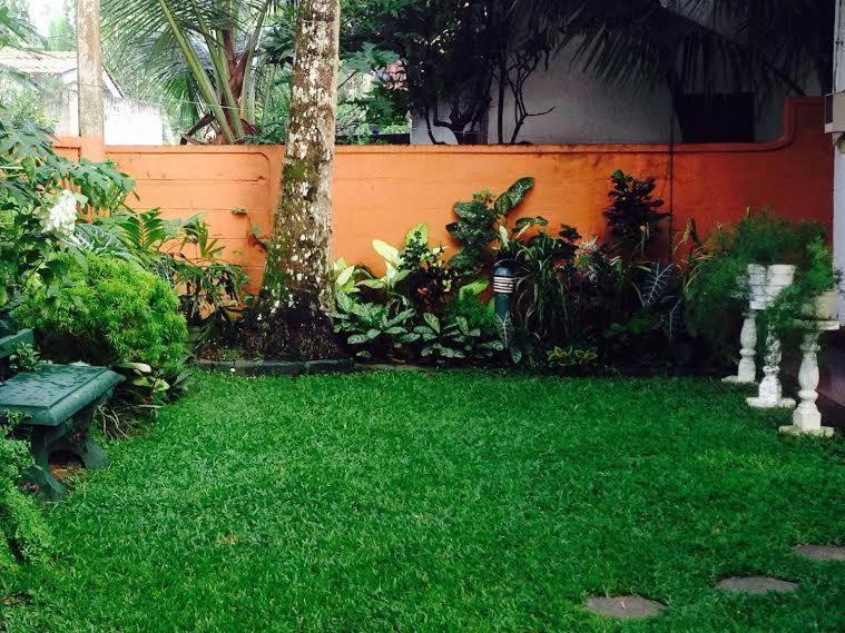 Holiday Nest Bed & Breakfast Wadduwa Esterno foto